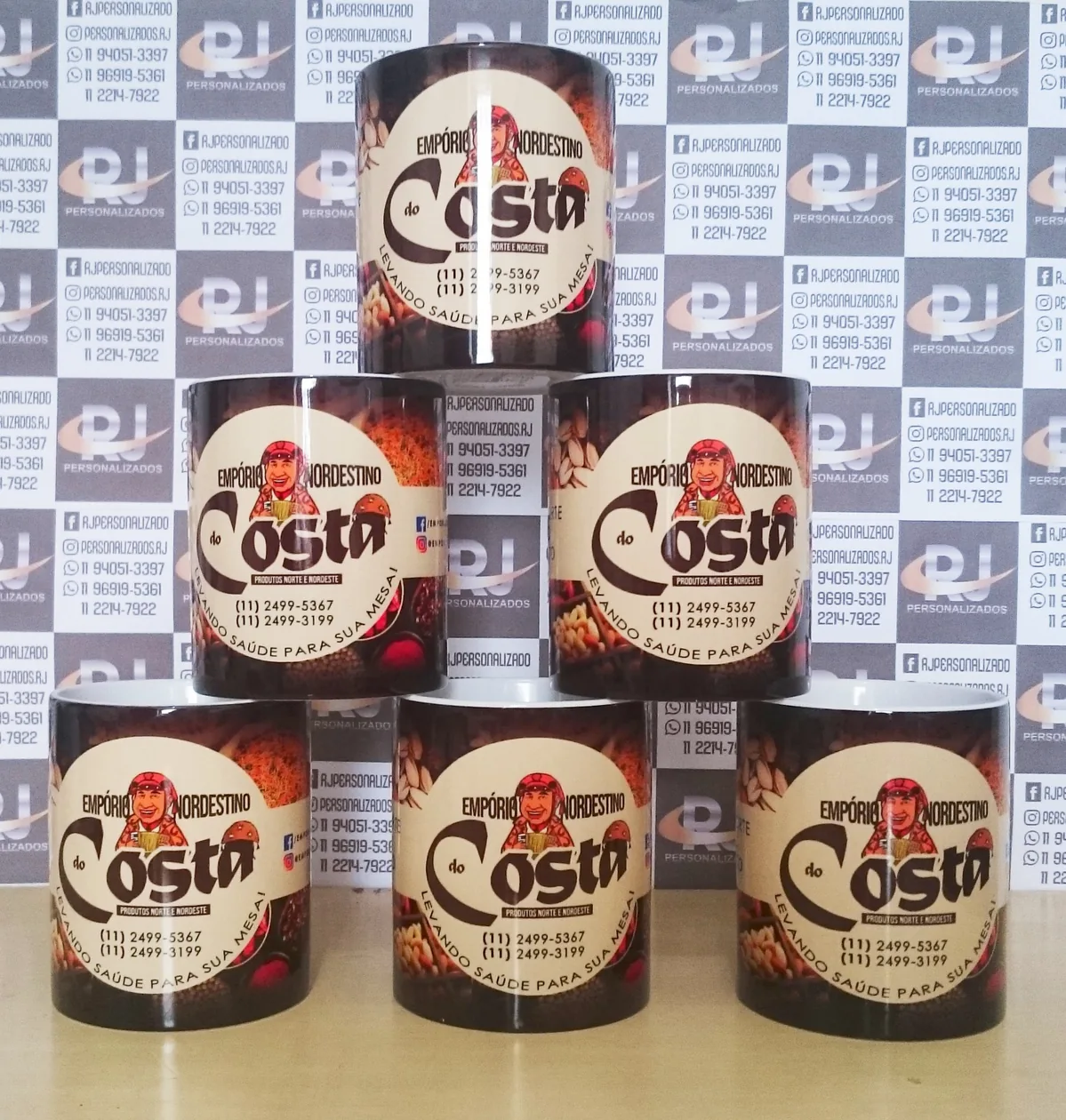Canecas com identidade visual do negócio — Empório do Costa